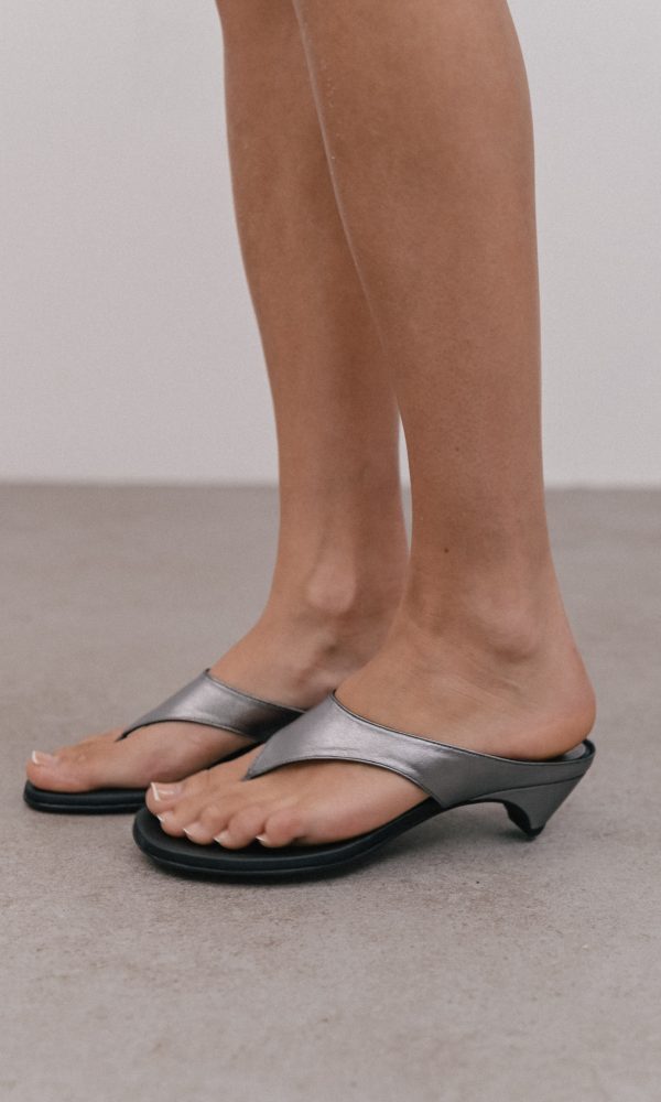 Ασημί Δερμάτινα Mules Με Διχάλα